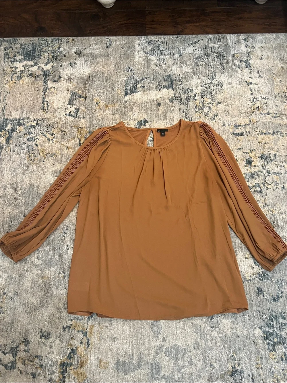 Ann Taylor SZ L Blouse with design in sleeves